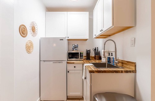 Old Southwest Apartamento | Riverside Glam: Stylish Urban Escape