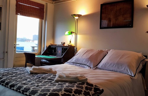 Leiden Casa | Riverside Guesthouse es un alojamiento de temática náutica en Leiden.