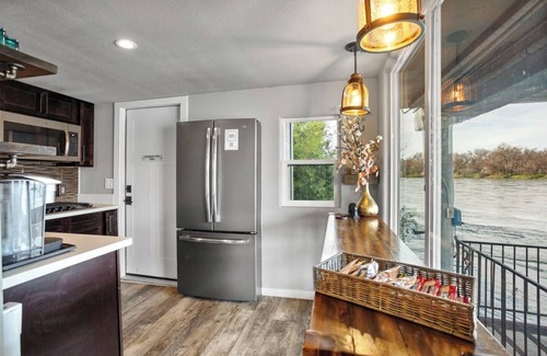 Anderson Apartamento | Riverside Haven | Sac River + BBQ + 180* Views + WiFi
