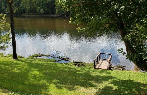 Mountain Home Casa | Riverside Hide-A-Way with Patio, BBQ, Fishing Pier