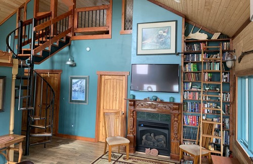 Ozark Casa | Riverside Inn on the Finley with a hot tub & more!