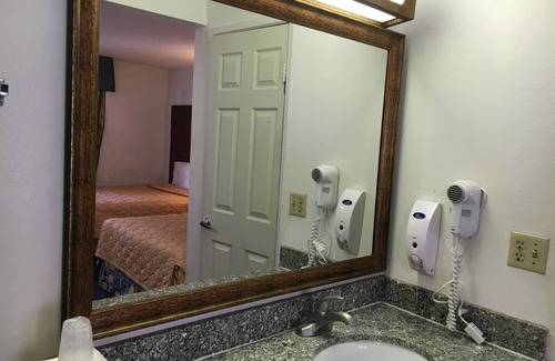 La Sierra Hotel | Riverside Inn & Suites