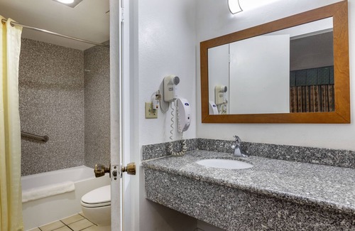 La Sierra Hotel | Riverside Inn & Suites