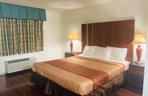La Sierra Hotel | Riverside Inn & Suites