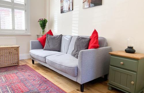 York Cabina | Riverside Lodge - Quaint Victorian Home By The River