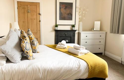 York Cabina | Riverside Lodge - Quaint Victorian Home By The River