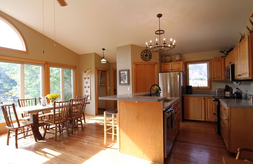 Gardiner Casa | Riverside Lodge - wildlife watching & minutes to Yellowstone Park! 4BR / 3BA