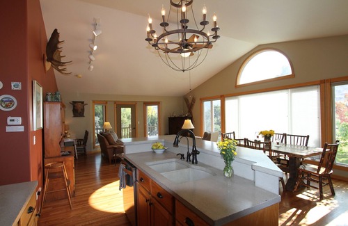 Gardiner Casa | Riverside Lodge - wildlife watching & minutes to Yellowstone Park! 4BR / 3BA