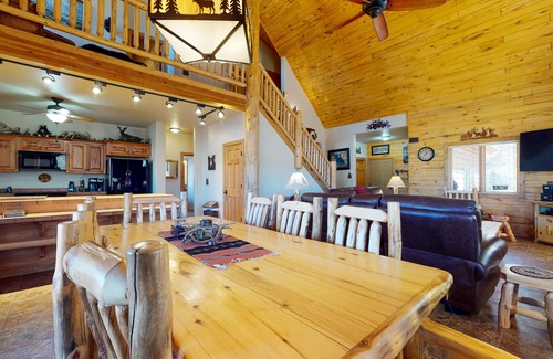 South Fork Cabina | Riverside log cabin w/private deck/hot tub/free WiFi/full kitchen + near trails