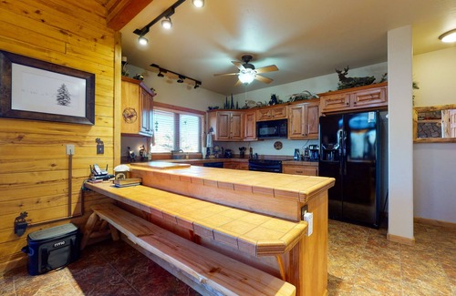 South Fork Cabina | Riverside log cabin w/private deck/hot tub/free WiFi/full kitchen + near trails