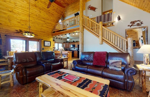 South Fork Cabina | Riverside log cabin w/private deck/hot tub/free WiFi/full kitchen + near trails
