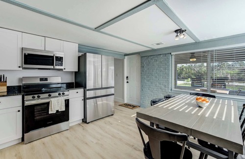 Braden River Apartamento | Riverside Luau! Tiki Hut, Fire Pit & Outdoor Fun