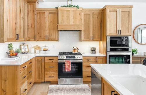 Lava Hot Springs Cabina | Riverside Luxury: Modern Mountain Retreat with Hot Tub and 3 King Suites!
