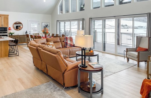 Lava Hot Springs Cabina | Riverside Luxury: Modern Mountain Retreat with Hot Tub and 3 King Suites!