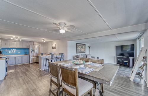 Ruskin Casa | Riverside Oasis - Dock - Shuffleboard