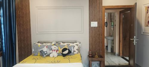 Sualkuchi Apartamento | Riverside Palm Luxe 2BHK with AC in both bedrooms near Kamakhya & IHR