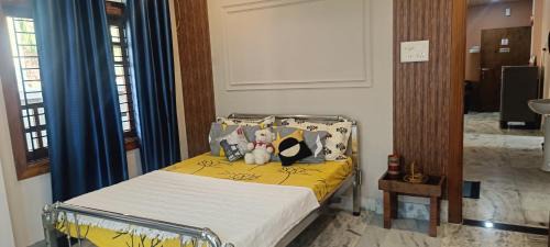 Sualkuchi Apartamento | Riverside Palm Luxe 2BHK with AC in both bedrooms near Kamakhya & IHR