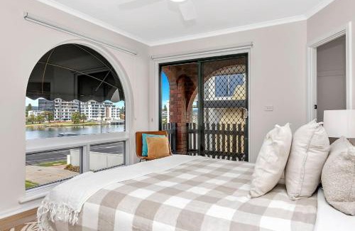 Glenelg North Casa | 'Riverside Refuge' A Contemporary Gem near the Beach
