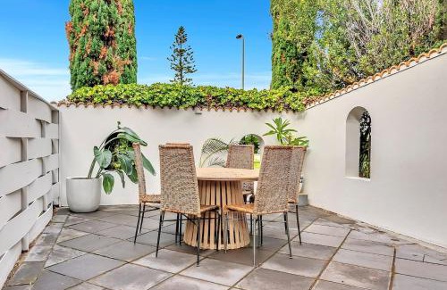Glenelg North Casa | 'Riverside Refuge' A Contemporary Gem near the Beach