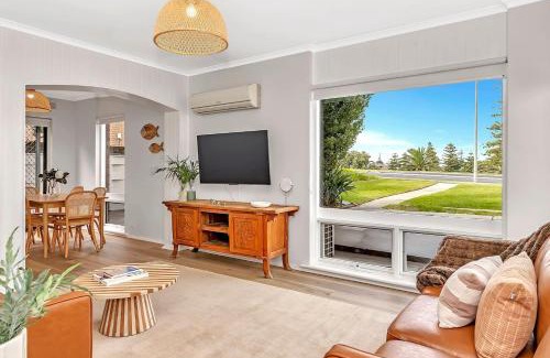 Glenelg North Casa | 'Riverside Refuge' A Contemporary Gem near the Beach