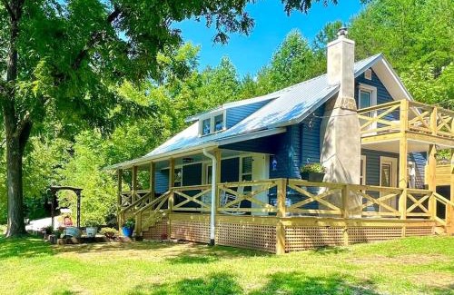 Franklin Casa | Riverside Relaxer w/Hot Tub+Fire Pit +Wifi & view