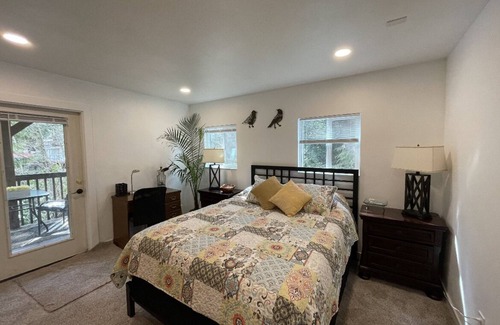 May Creek Apartamento | Riverside Retreat. 1queen bed, full kitchen, full bath, private apartment.