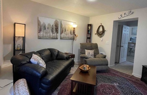 May Creek Apartamento | Riverside Retreat. 1queen bed, full kitchen, full bath, private apartment.