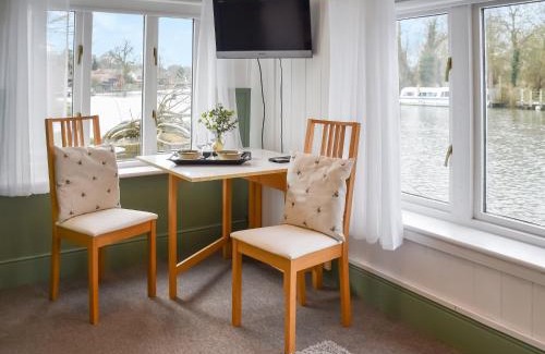 Beccles Casa | Riverside Retreat