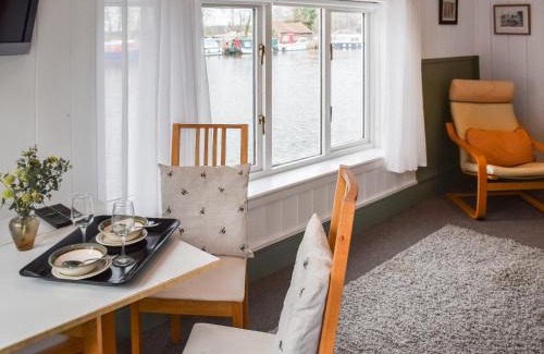 Beccles Casa | Riverside Retreat