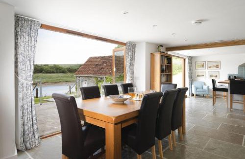 Westleigh Casa | Riverside Retreat