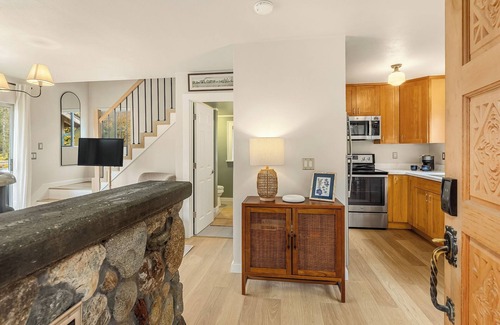 Gold Bar Cabina | Riverside Retreat Hot Tub Sauna Yards Firepits Gazebo and Stunning Views. + Pets
