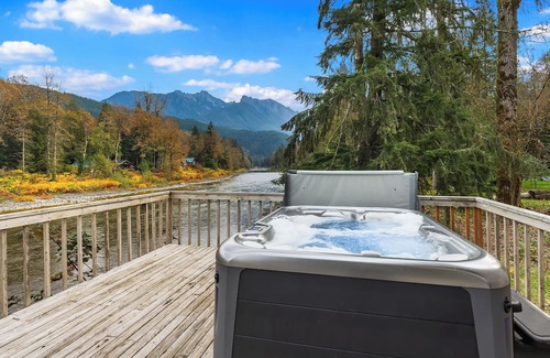 Gold Bar Cabina | Riverside Retreat Hot Tub Sauna Yards Firepits Gazebo and Stunning Views. + Pets
