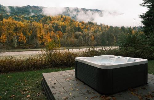 Concrete Casa | Riverside Retreat on Skagit River