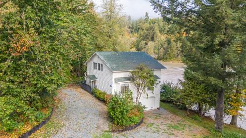 Concrete Casa | Riverside Retreat on Skagit River