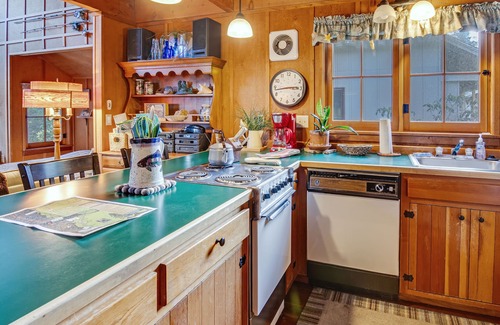 Yachats Casa | Riverside Retreat - Agua tranquila!