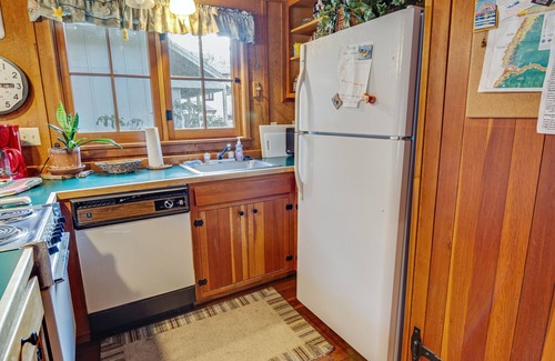 Yachats Casa | Riverside Retreat - Agua tranquila!