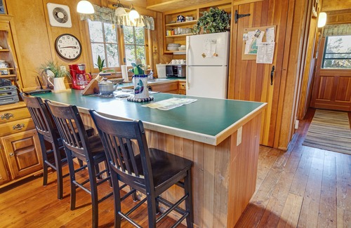 Yachats Casa | Riverside Retreat - Agua tranquila!