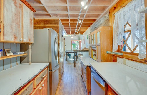Taos Casa | Riverside Retreat w/ Screened Porch: 6 Mi to Taos!