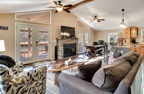 Franklin Casa | Riverside retreat w/ soothing views & soft sounds