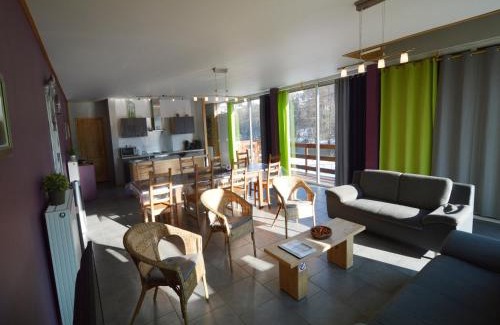 Coo Casa | Riverside Retreat with Sauna