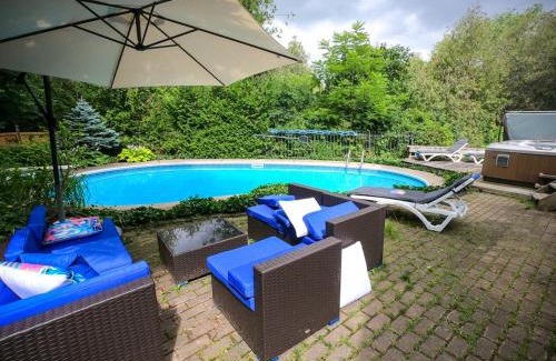 Elora Casa | Riverside Retreat with Sauna & Hot Tub in Elora