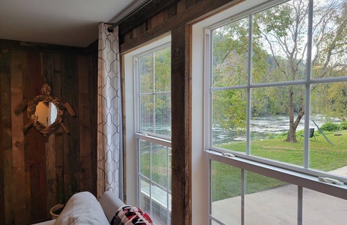 Marshall Cabina | Riverside Retreat with a Pavilion and Hot Tub