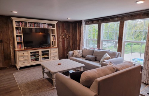 Marshall Cabina | Riverside Retreat with a Pavilion and Hot Tub