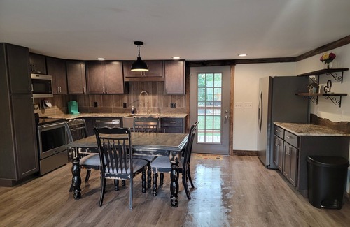Marshall Cabina | Riverside Retreat with a Pavilion and Hot Tub