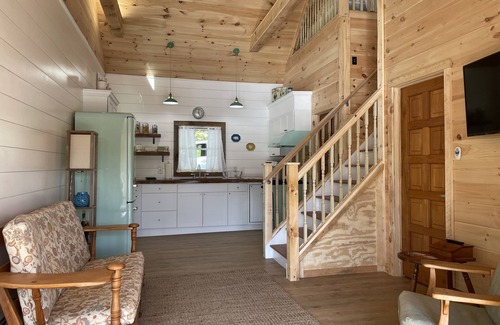 Lake Luzerne Cabina | Riverside Retro Style Cottage Close to everything.