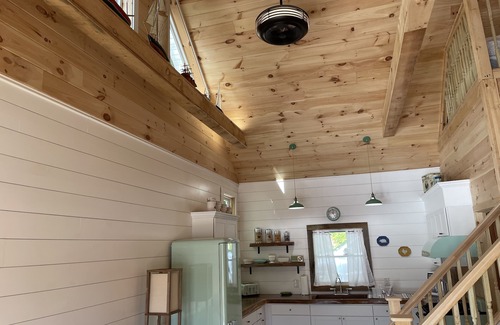 Lake Luzerne Cabina | Riverside Retro Style Cottage Close to everything.