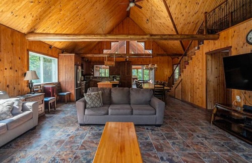 Saint-Raymond Cabina | Riverside Stay w/ Pool Table, Open-Air Patio, BBQ