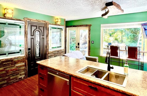 Regional District of Nanaimo Cabaña | Riverside Suite & Waterfall Retreat