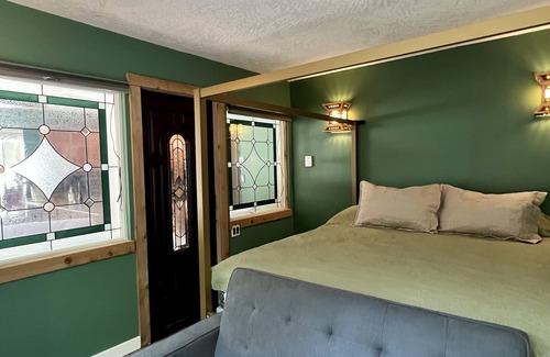Regional District of Nanaimo Cabaña | Riverside Suite & Waterfall Retreat