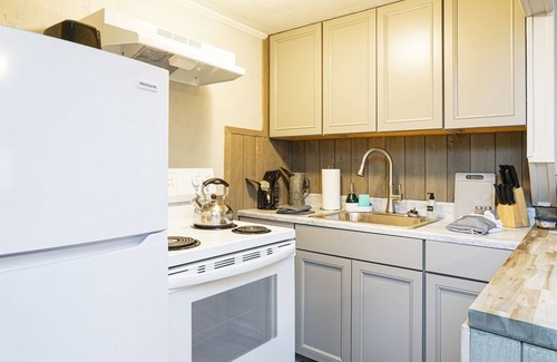 Elkins Cabina | Riverside Suite*HotTub*WiFi*Steps to the River